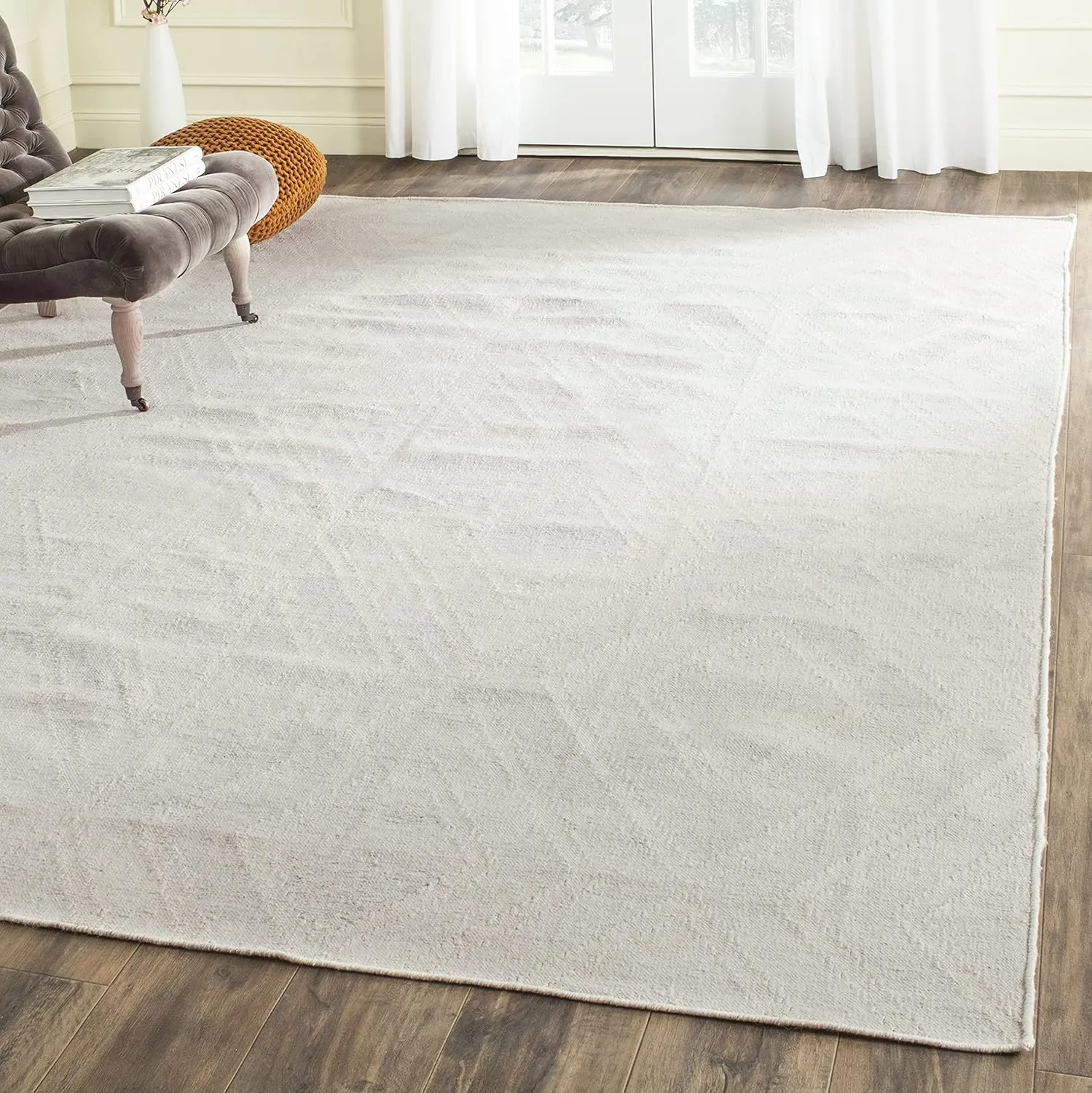 SAFAVIEH Kilim Collection Area Rug - 5' x 8', Light Grey & Ivory, Handmade Moroccan Viscose, Ideal for High Traffic Areas in Living Room, Bedroom (KLM516C)